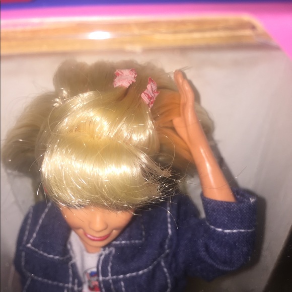 chuck e cheese barbie